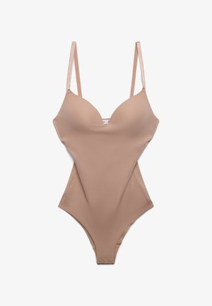 Beżowy, gładki body z formowanymi miseczkami, regulowanymi cienkimi ramiączkami i dolną częścią w stylu stringów, rozłożone płasko na białym tle.