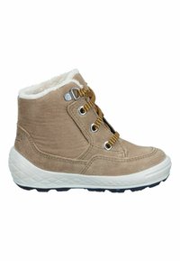 Tanfarbenes Wildleder-Ankle-Boot mit weißem Kunstfell-Futter, gelb-schwarz gemusterten Schnürsenkeln, metallischen Ösen und einer weißen strukturierten Gummisohle.