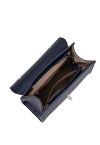 Borsa in ecopelle blu navy con esterno testurizzato, scomparti con zip e design a patta aperta che rivela un interno beige.
