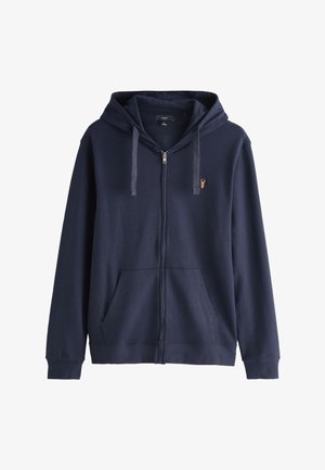 Marinblå zip-up hoodie i mjukt tyg, med en framficka, justerbar dragsko på huvan och en liten guldig logotyp på bröstet.