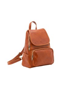 Sac à dos en cuir marron avec un rabat plat sur le dessus, deux poches zippées à l'avant et une sangle ajustable. Texture lisse avec un léger éclat.
