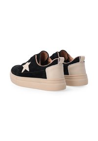 Schwarze Wildleder-Sneaker mit einem beigefarbenen Sternakzent, einer beigefarbenen Gummisohle und gepolstertem Knöchelstütze für zusätzlichen Komfort.