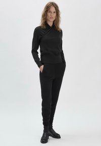 hessnatur WUNDERKIND - Strickpullover - schwarz