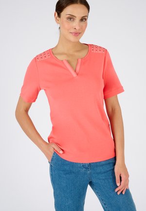 Koraalkleurig T-shirt met korte mouwen en een V-hals, voorzien van textuuraccenten op de schouders. Gemaakt van een zachte, gladde stof.