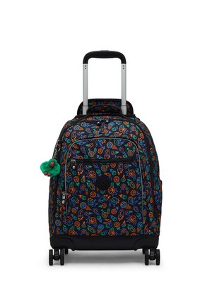 Mochila negra con ruedas con patrones coloridos de pelotas deportivas y un llavero de mono verde colgando del tirador de la cremallera.