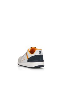 Sneakers met een witte en grijze textielbovenkant, oranje accenten en een navyblauwe suède hak. Rond gevormd met een gestructureerde zool.