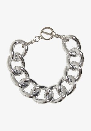Sølvmetal kædearmbånd med store, glatte led og en simpel toggle-lukning. Har skinnende, reflekterende overflader og åben linkdesign.