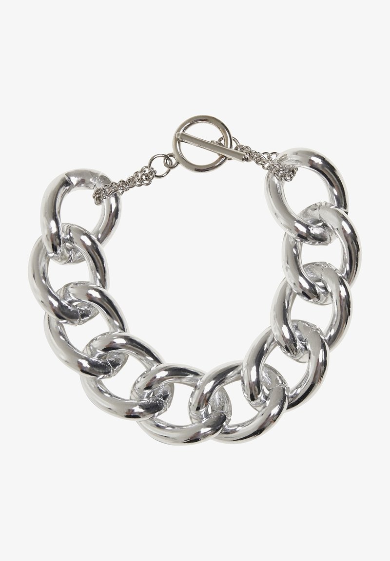 Hõbedane metallist kettreaks, millel on suured, siledad lingid ja lihtne lukustus. Omab läikivaid, peegeldavaid pindu ja avatud lingi disaini.