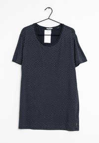 Camiseta navy de manga corta, con cuello redondo y un pequeño patrón de lunares blancos. Confeccionada con tela suave y con una etiqueta colgante adjunta.