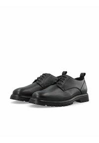 Zapatos de vestir de cuero negro con un acabado texturizado, diseño con cordones, punta redonda y suela robusta. Incluye una pestaña en el talón.