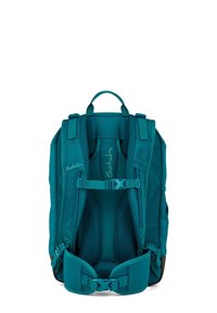 Zaino color teal con spallacci imbottiti, pannello posteriore in rete e fibbie regolabili. Presenta una maniglia superiore e un design ergonomico.