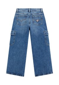 Blauwe wijde denim jeans met achterflappzakken, zijcargo zakken, riemlussen en een klein driehoekig logo op de rechterachterzak.