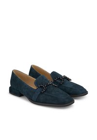 Dunkelblaue Wildleder Slipper mit einem niedrigen Blockabsatz, die über einen dekorativen, mit Perlen besetzten Riemen über dem Vorderfuß und minimalistische Nähte an der Spitze verfügen.