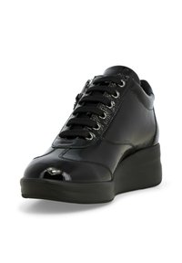 Sneakers in pelle nera con puntale lucido, corpo texture, design con lacci e suola a zeppa per un'altezza aggiuntiva. Presentano dettagli in metallo argentato.