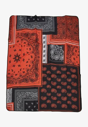 Popevná deka s patchworkom v čierno-červenej farbe, zdobená návrhmi bandany a vzormi paisley, s hladkou textúrou a kontrastnými bielymi akcentmi.
