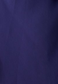 Tessuto blu navy con una superficie liscia, caratterizzato da una leggera lucentezza e un motivo di tessitura piatta, adatto per vari utilizzi nel settore tessile.