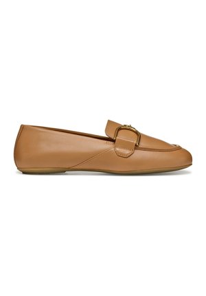 Mocassin en cuir fauve avec petit talon et détail de boucle dorée sur le côté, présenté en profil latéral sur fond blanc.