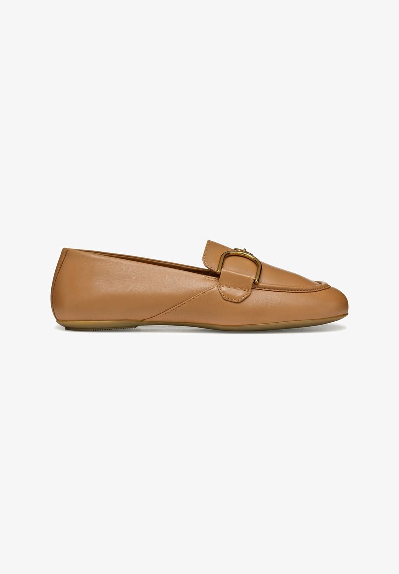 Mocassin en cuir fauve avec petit talon et détail de boucle dorée sur le côté, présenté en profil latéral sur fond blanc.