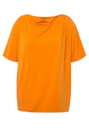 Př oversized oranžové tričko s výstřihem do véčka a krátkými rukávy, vyrobené z hladké, lehké tkaniny. Má ozdobné drapérie.