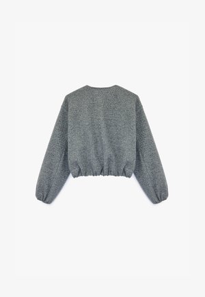 Harmaa lyhyt neule, jossa on pitkät, puffatut hihat, kerätty helma ja teksturoitu neulekuvio. Ei näkyviä kiinnityksiä tai koristeita.