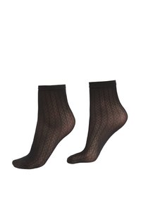 Svarta ankelstrumpor med ett geometriskt mönster, ribbad textur och en enfärgad svart mudd. Tillverkade av ett tunt, stretchigt material.