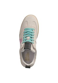 Lichtgrijze suède sneaker met turkooise veters, een roze accent en een zwarte hieltab. Beschikt over een rubberen zool en een gegraveerd merklabel aan de binnenkant.