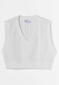 Weißes ärmelloses Strickoberteil mit V-Ausschnitt, mit einem strukturierten Muster und geripptem Saum. Das Etikett trägt die Aufschrift "Bershka" zur Größenbestimmung.