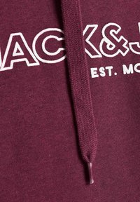 Sudadera color granate con logo bordado en blanco, con cuello con cordón y tejido suave y texturizado.