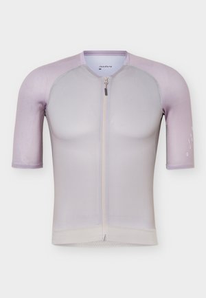 Tricou de ciclism cu mâneci scurte și fermoar frontal, de culoare gri deschis, cu mâneci lavandă, inscripționat "Isadore" pe guler și pe mâneca dreaptă.