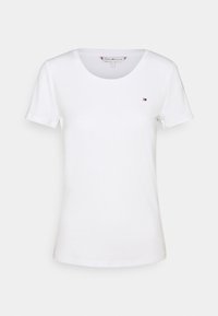 Biała koszulka z krótkim rękawem wykonana z bawełny, z okrągłym dekoltem i małym kolorowym logo na piersi. Miękka tekstura, klasyczny krój.