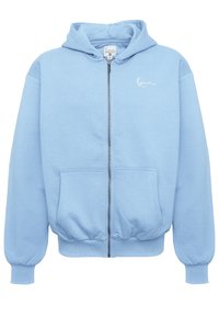 Felpa con cappuccio azzurra chiara con zip davanti, polsini e vita a costine, due tasche frontali e un piccolo logo bianco sul lato sinistro.