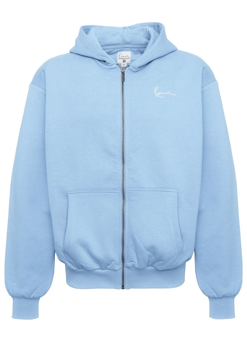Felpa con cappuccio azzurra chiara con zip davanti, polsini e vita a costine, due tasche frontali e un piccolo logo bianco sul lato sinistro.