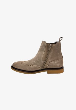 Suède Chelsea-boot in lichtbeige met een rits aan de zijkant, spitse neus, brogue-details en een duurzame bruine rubberen zool.