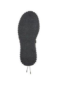 Černá gumová podrážka boty s texturovaným, vroubkovaným designem. Obsahuje výrazné drážky a zaoblený podpatek. Dvě černé šňůrky připevněné.