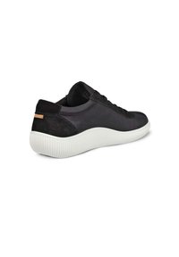 Černé kožené a semišové tenisky s bílou žebrovanou podrážkou, nízký střih a šněrovací uzavření, zobrazené z bočního zadního úhlu.