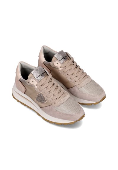 Sneaker beige con un mix di materiali in camoscio e rete, punta rotonda, superficie testurizzata, dettagli argentati e suola in gomma.