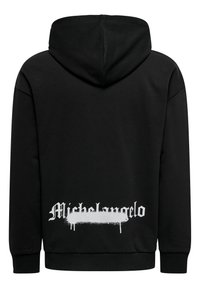 Sudadera negra con bolsillo canguro y un gran texto en blanco pintado con spray que dice "Michelangelo" en la parte de atrás. Material de algodón, corte relajado.