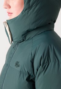 Lacoste Abrigo de plumas - sinople/lapland