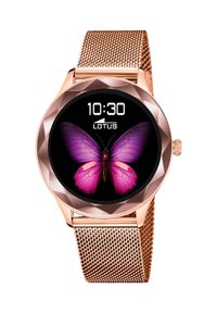 Montre à bracelet en maille rose doré avec un boîtier rond à taille facettée. L'écran numérique noir présente un motif de papillon violet, affichant l'heure comme étant 10h30.