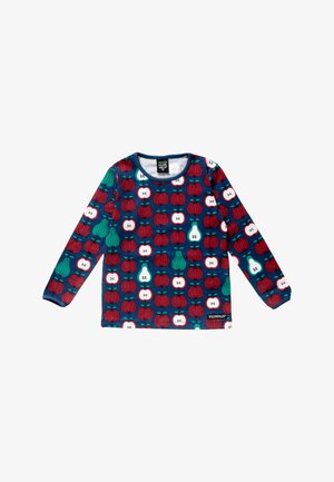 Chemise en coton à manches longues avec un fond bleu orné de motifs répétés de pommes rouges et de poires vertes, des accents blancs et un col rond.