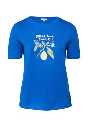 Niebieska koszula z krótkim rękawem z grafiką cytryny i kwiatu oraz napisem "Kwaśna, ale słodka" z przodu.
