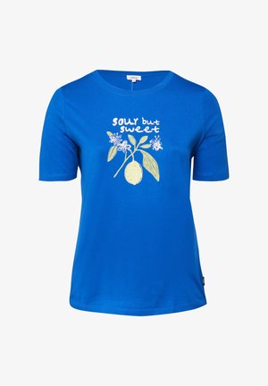 Blauw shirt met korte mouwen met een afbeelding van een citroen en een bloem en de tekst "Zuur maar zoet" aan de voorkant.
