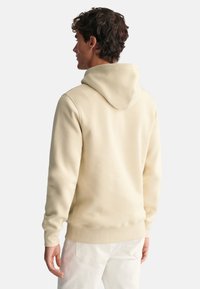 GANT REG SHIELD - Jersey con capucha - silky beige