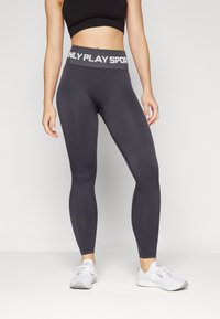 Szürke leggings, széles derékpánttal, amelyen az "ONLY PLAY SPORTS" felirat található. Az anyag sima és rugalmas, aktív viseletre készült.