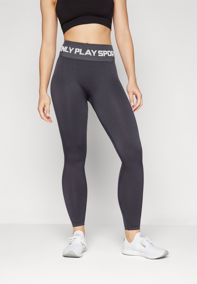 Szürke leggings, széles derékpánttal, amelyen az "ONLY PLAY SPORTS" felirat található. Az anyag sima és rugalmas, aktív viseletre készült.