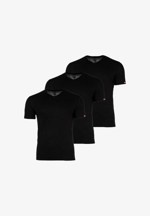 Drei schlichte schwarze T-Shirts mit kurzen Ärmeln und V-Ausschnitt, überlappend auf weißem Hintergrund angeordnet.