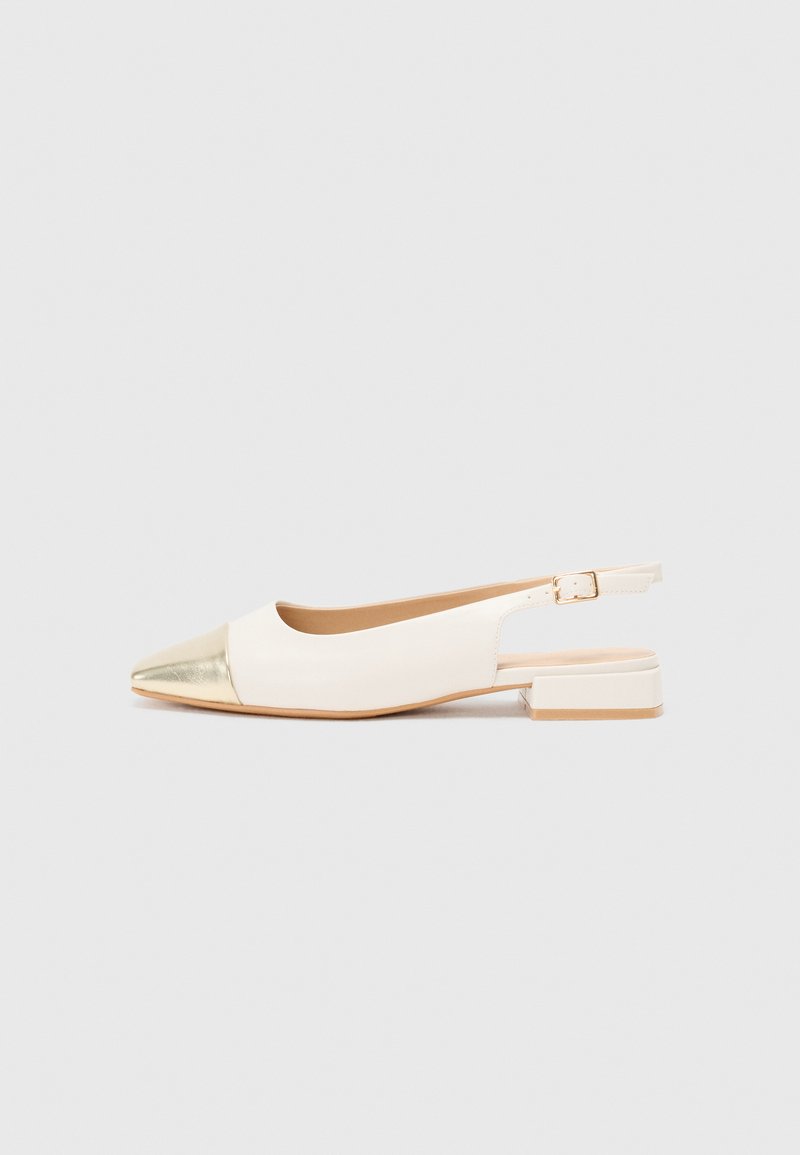 Vit slingback-sko med en guldmetallisk spetsig tå, låg blockklack och slät läderstruktur. Justerbar ankelsnodd för bra passform.