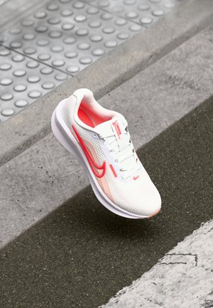 DOWNSHIFTER 13 - Zapatillas running asfalto - white/bright crimson/washed coral
