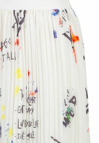 Faltenrock aus weißem Stoff mit bunten abstrakten Mustern, einschließlich Spritzern in Rot, Blau, Gelb und schwarzen Texdesigns.