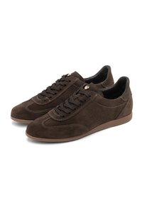 Le sneakers in pelle scamosciata marrone presentano una punta arrotondata, una suola in gomma piatta e un design con lacci, con cuciture a contrasto e accenti metallici.